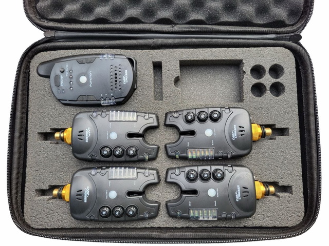 Carp Cruiser® FA211-4V2 Набір сигналізаторів клювання (4+1) пейджер з 2-х стороннім зв'язком та системою анти злодій